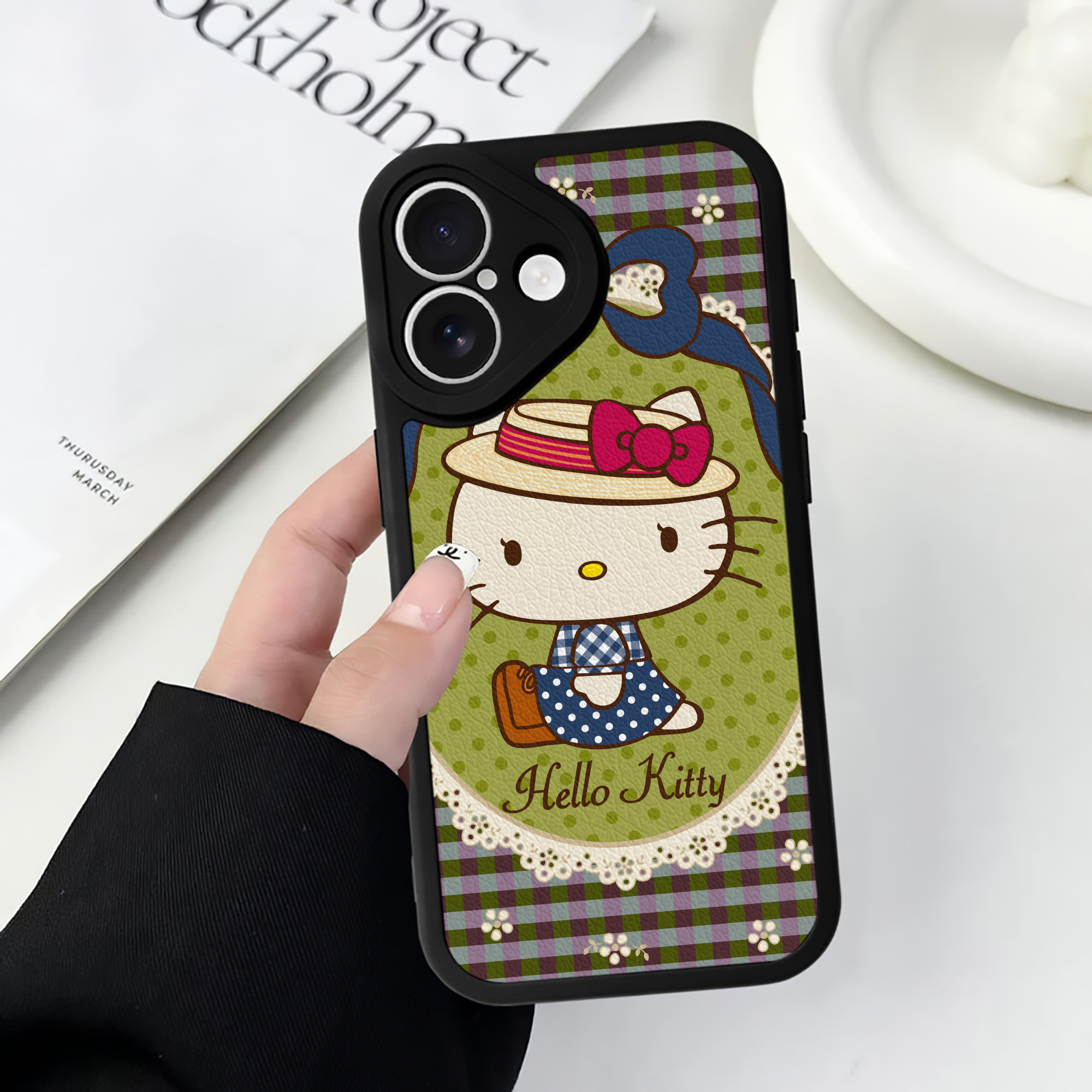 （画像用） Hello Kitty ハローキティ 【iPhone 16シリーズ対応】シリコンスマホケース（レザー調） 材質：シリコン